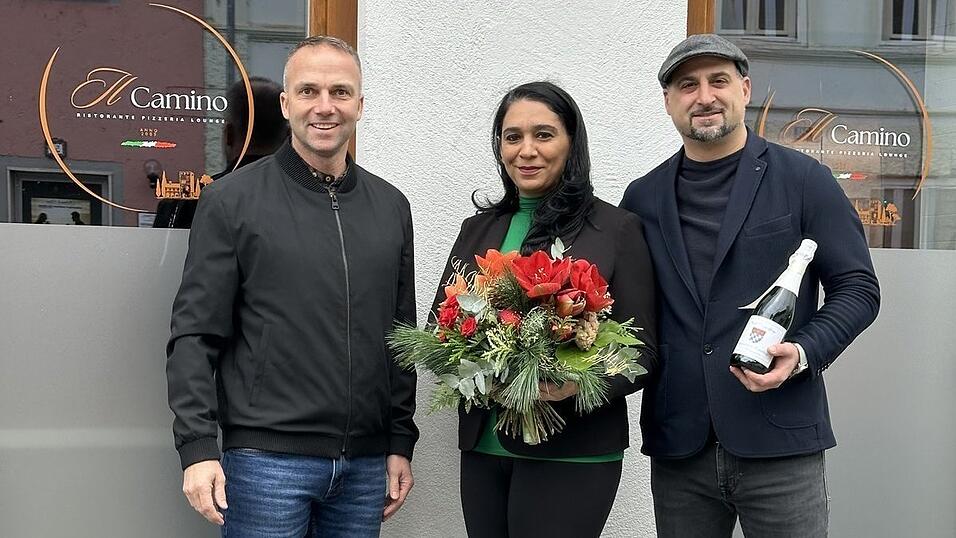 Dingolfings Bürgermeister Armin Grassinger (l.) wünschte dem Ehepaar Infantino vor der Eröffnung des zweiten 'Il Camino' alles Gute. Dingolfings Bürgermeister Armin Grassinger (l.) wünschte dem Ehepaar Infantino vor der Eröffnung des zweiten 'Il Camino' alles Gute.