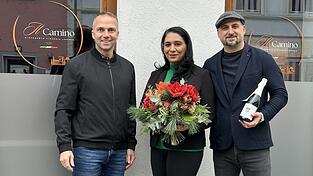 Dingolfings Bürgermeister Armin Grassinger (l.) wünschte dem Ehepaar Infantino vor der Eröffnung des zweiten 'Il Camino' alles Gute.