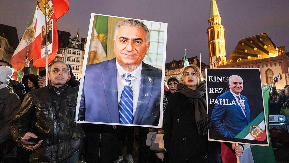 Bilder des Schah-Sohns werden auf Demonstrationen in Deutschland gezeigt.