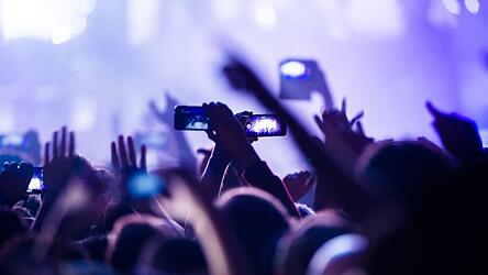 Musik soll Menschen verbinden - doch Wucherpreise auf dem Zweitmarkt machen einen Konzertbesuch f&uuml;r viele Fans unerschwinglich, kritisiert die Branche. (Symbolbild)