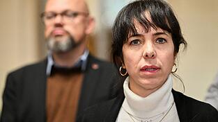 Die Linke-Co-Fraktionsvorsitzende Elif Eralp will in Berlin Regierende Bürgermeisterin werden, im Hintergrund steht der zweite Fraktionsvorsitzende Tobias Schulze. Die Linke-Co-Fraktionsvorsitzende Elif Eralp will in Berlin Regierende Bürgermeisterin werden, im Hintergrund steht der zweite Fraktionsvorsitzende Tobias Schulze.