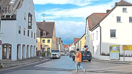 Für laut Kostenschätzung 260.000 Euro plus 65.000 Euro Baunebenkosten soll die Kreuzung der Oberen Hauptstraße mit der Freisinger und der Moosburger Straße ausgebaut werden. Die Maßnahme ist in dem Zusatzpaket für den dritten Bauabschnitt der Neugestaltung der Ortsdurchfahrt enthalten.