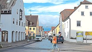 Für laut Kostenschätzung 260.000 Euro plus 65.000 Euro Baunebenkosten soll die Kreuzung der Oberen Hauptstraße mit der Freisinger und der Moosburger Straße ausgebaut werden. Die Maßnahme ist in dem Zusatzpaket für den dritten Bauabschnitt der Neugestaltung der Ortsdurchfahrt enthalten.