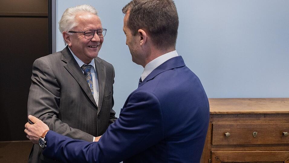 Hat gut Lachen: Rheinmetall-Chef Armin Papperger begr&uuml;&szlig;t Indra-Chef &Aacute;ngel Escribano.