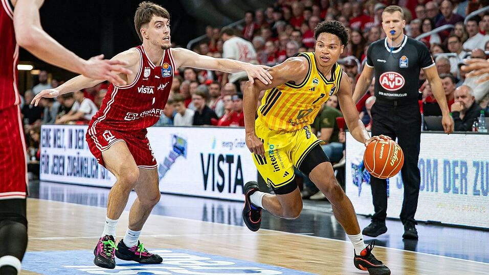 Alba-Youngster Jack Kayil im Duell mit Bambergs Zach Ensminger