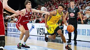 Alba-Youngster Jack Kayil im Duell mit Bambergs Zach Ensminger