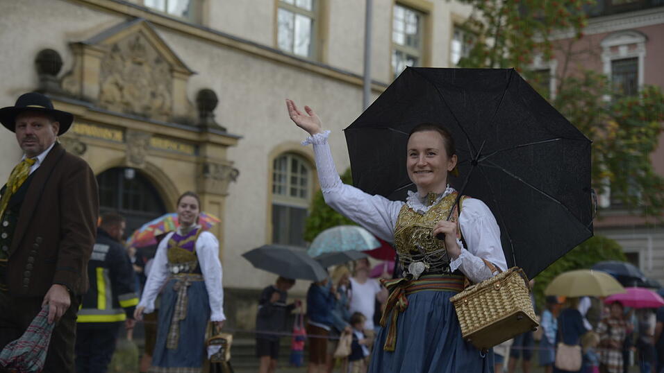 Zahlreiche Musik- und Trachtengruppen zogen nach dreij&auml;hriger Pause am Freitagabend zum Festplatz Am Hagen.&nbsp;