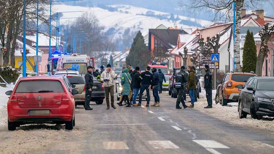 Rettungskr&auml;fte und Polizisten eilten zu dem Gymnasium, in dem mutma&szlig;lich ein Sch&uuml;ler zwei Menschen get&ouml;tet haben soll.