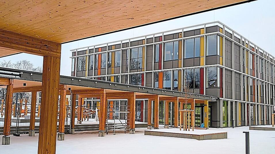 Still ruht seit Wochen der fast fertige Erweiterungsbau f&uuml;r die Grund- und Mittelschule vor sich hin ...