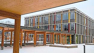 Still ruht seit Wochen der fast fertige Erweiterungsbau f&uuml;r die Grund- und Mittelschule vor sich hin ...