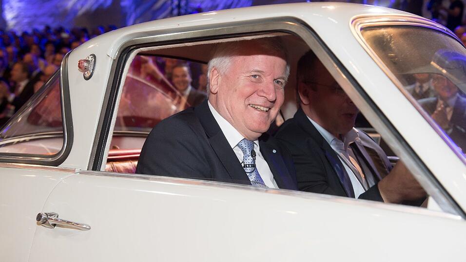 Der bayerische Ministerpr&auml;sident Horst Seehofer (CSU) sitzt in Dingolfing bei einem Festakt im BMW-Werk in dem historischen Fahrzeug. Der Automobilkonzern feiert seinen 50-j&auml;hriges Jubil&auml;um in Niederbayern.