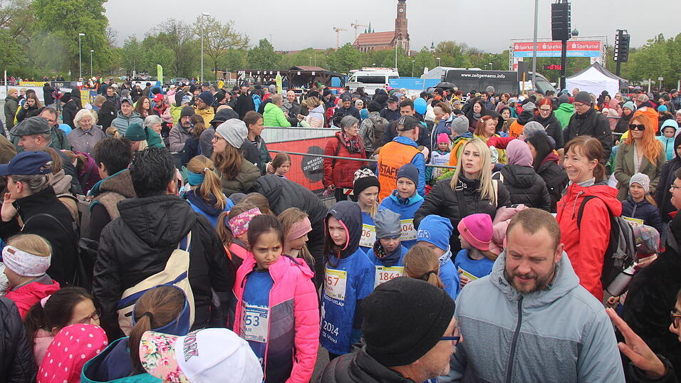 Nasskaltes Aprilwetter lässt die jungen Straubinger Läufer kalt.