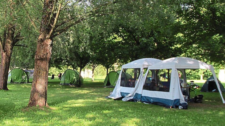 Wer lieber im Schatten campt, findet auf der kurz gehaltenen Wiese genug Platz unter großen Bäumen. Wer lieber im Schatten campt, findet auf der kurz gehaltenen Wiese genug Platz unter großen Bäumen.