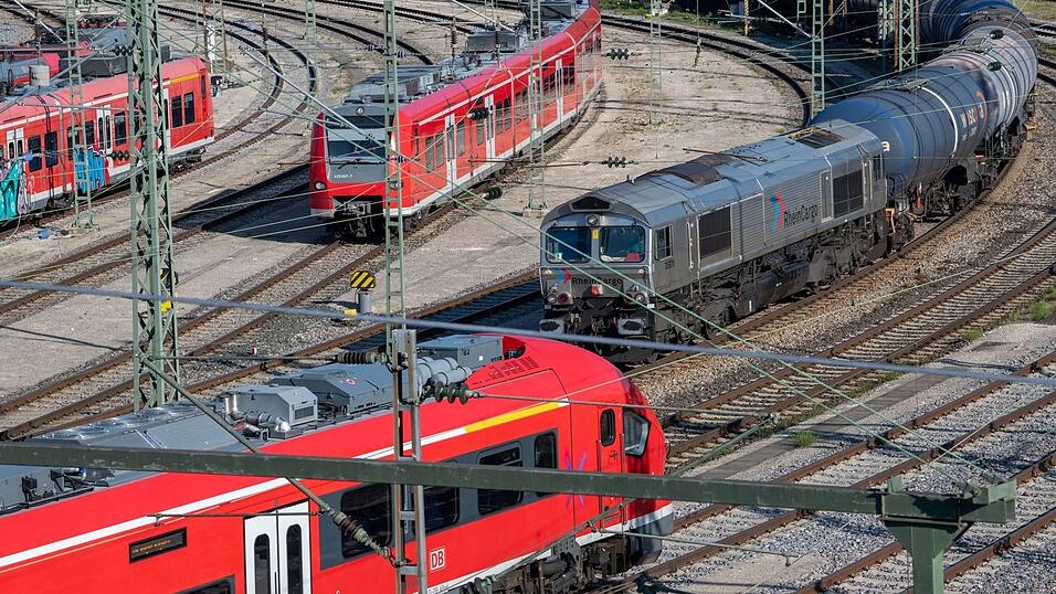 Der Ulmer Hauptbahnhof wird im Januar doch nicht für vier Wochen lang lahmgelegt. (Archivbild) Der Ulmer Hauptbahnhof wird im Januar doch nicht für vier Wochen lang lahmgelegt. (Archivbild)