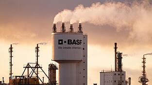 Die deutsche Chemieindustrie ist von der Konjunkturkrise besonders hart getroffen. Nun geht es für einen der wichtigsten deutschen Industriezweige wieder aufwärts - weil der Iran-Krieg die asiatische Konkurrenz noch härter trifft. (Symbolbild) Die deutsche Chemieindustrie ist von der Konjunkturkrise besonders hart getroffen. Nun geht es für einen der wichtigsten deutschen Industriezweige wieder aufwärts - weil der Iran-Krieg die asiatische Konkurrenz noch härter trifft. (Symbolbild)