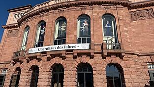 Am Staatstheater Mainz wurde am Freitag ein Banner mit der Aufschrift «Wir sind Opernhaus des Jahres» aufgehängt. Am Staatstheater Mainz wurde am Freitag ein Banner mit der Aufschrift «Wir sind Opernhaus des Jahres» aufgehängt.