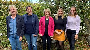 Zeigen den schönen Garten mit Platz zum Spielen, der zur Mutter-Kind-Wohngruppe des Vereins Haus für das Leben gehört (v.l.): stellvertretende Vorsitzende Andrea Koch, Birgit Glaser, Vorsitzende Dr. Regine Langer-Huber, Leiterin der Wohngruppe Nadine Angermaier und ihre Stellvertreterin Tamara Murrer. Zeigen den schönen Garten mit Platz zum Spielen, der zur Mutter-Kind-Wohngruppe des Vereins Haus für das Leben gehört (v.l.): stellvertretende Vorsitzende Andrea Koch, Birgit Glaser, Vorsitzende Dr. Regine Langer-Huber, Leiterin der Wohngruppe Nadine Angermaier und ihre Stellvertreterin Tamara Murrer.