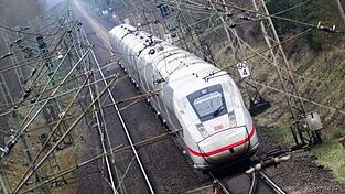Rund 300 Fahrgäste mussten in einen Ersatzzug steigen, nachdem ein ICE im Landkreis Harburg liegen geblieben war. (Symbolbild)