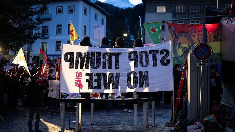 &laquo;Stop Trump, No WEF&raquo;: Bei diesen Demonstranten sind weder der US-Pr&auml;sident noch das Treffen selbst beliebt.