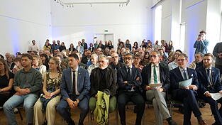 Zahlreiche G&auml;ste kamen zur Ausstellungser&ouml;ffnung.