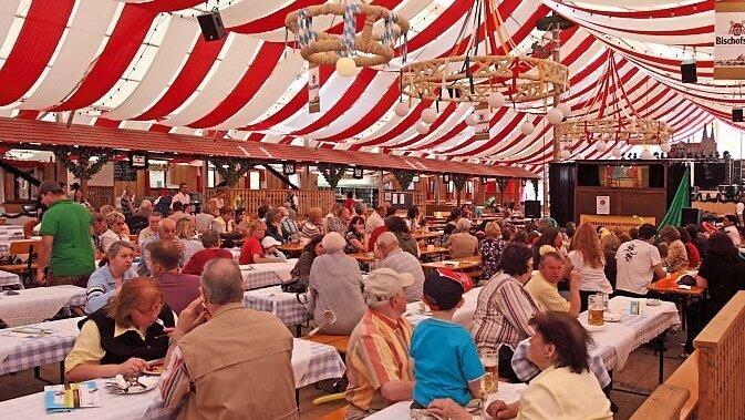 Gut gef&uuml;lltes Festzelt 2011.