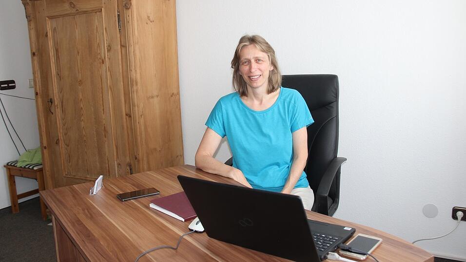 Dr. Tanja Scheingraber hat am Marktplatz ihre eigene Facharztpraxis für Allgemeinmedizin eröffnet. Die 47-Jährige ist aber auch weiterhin als Betriebsärztin für die Doktores Eiber und als Notärztin im Einsatz. Dr. Tanja Scheingraber hat am Marktplatz ihre eigene Facharztpraxis für Allgemeinmedizin eröffnet. Die 47-Jährige ist aber auch weiterhin als Betriebsärztin für die Doktores Eiber und als Notärztin im Einsatz.