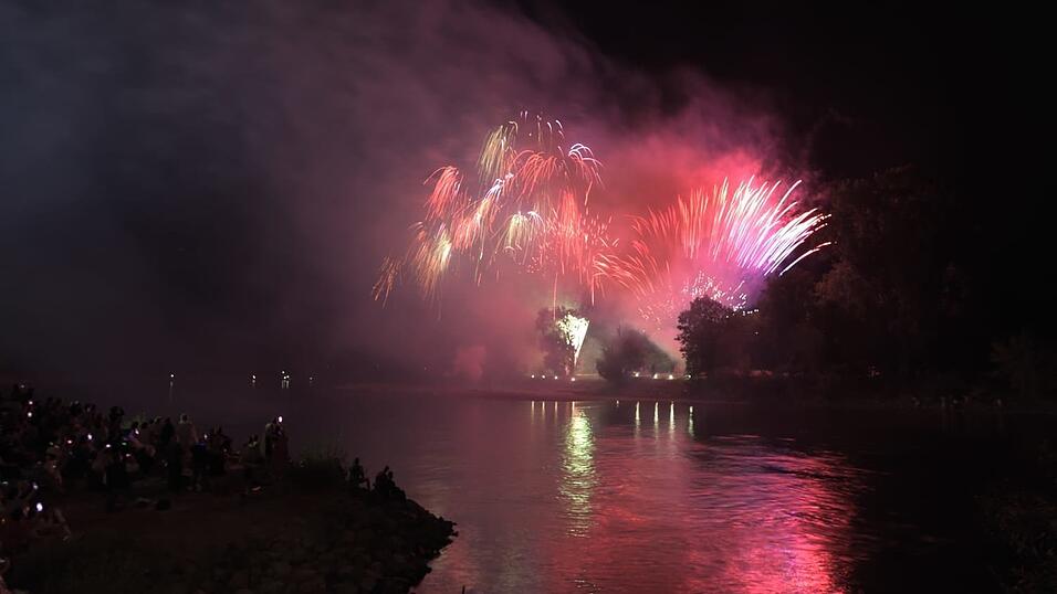 Mit einem bunten Feuerwerk wird die Lampionfahrt 2022 gefeiert.