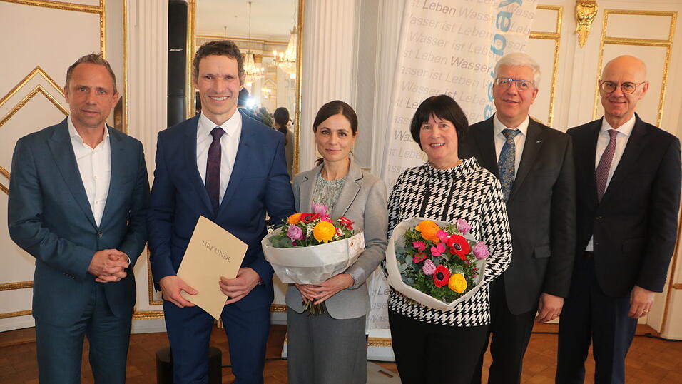 Thorsten Glauber (links), verabschiedete zusammen mit Regierungspräsident Walter Jonas (rechts) den bisherigen Leiter des Wasserwirtschaftsamts Regensburg, Josef Feuchtgruber (2. von rechts) der mit Ehefrau Monika gekommen war. Gleichzeitig übergaben sie die Behördenleitung an Stefan Neudert (2. von links), der von Lebensgefährtin Julia Scheungraber begleitet wurde. Thorsten Glauber (links), verabschiedete zusammen mit Regierungspräsident Walter Jonas (rechts) den bisherigen Leiter des Wasserwirtschaftsamts Regensburg, Josef Feuchtgruber (2. von rechts) der mit Ehefrau Monika gekommen war. Gleichzeitig übergaben sie die Behördenleitung an Stefan Neudert (2. von links), der von Lebensgefährtin Julia Scheungraber begleitet wurde.