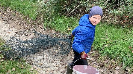 Theo fand neben der Bahnstrecke ein St&uuml;ck Maschendrahtzaun und einen halb vollen Farbeimer.