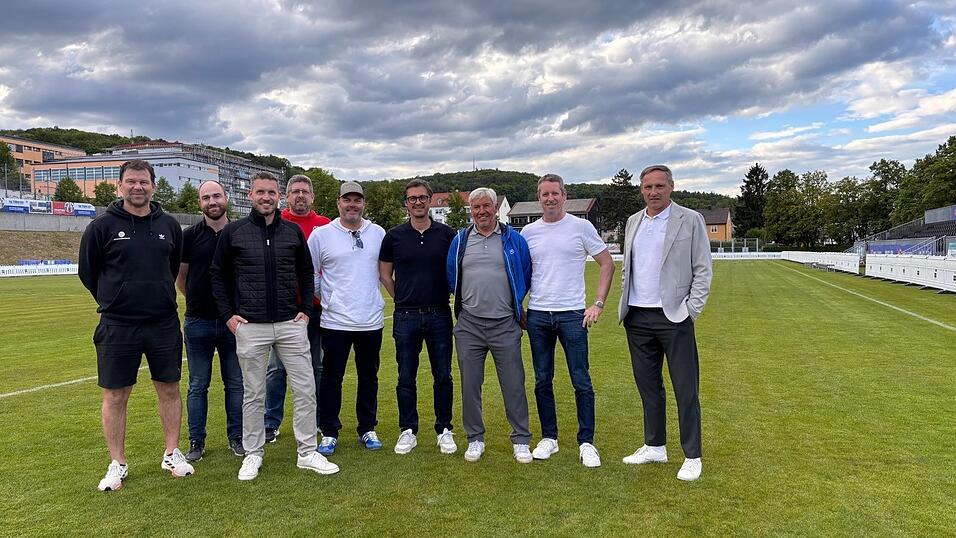 Die Vorstandschaft der Fußballabteilung: Gerd Peintinger, Tobias Schötz, Michael Plänitz, Wolfgang Griesbauer, Michael Kreitinger, Willi Reisinger, Rüdiger Altmann und Uwe Mißlinger (von links). Mit dabei ist Gastro-Partner Matthias Liebl (Fünfter von links). Die Vorstandschaft der Fußballabteilung: Gerd Peintinger, Tobias Schötz, Michael Plänitz, Wolfgang Griesbauer, Michael Kreitinger, Willi Reisinger, Rüdiger Altmann und Uwe Mißlinger (von links). Mit dabei ist Gastro-Partner Matthias Liebl (Fünfter von links).