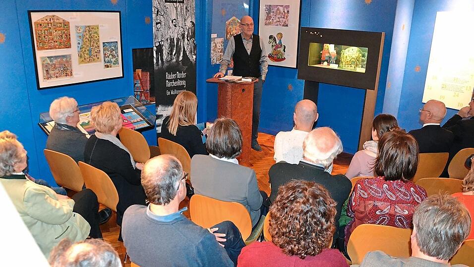 Hanns Seidl bei der Lesung aus seinem Buch &uuml;ber Gump und G&auml;nsw&uuml;rger vor gut 50 G&auml;sten am Samstagnachmittag im Stadtmuseum.