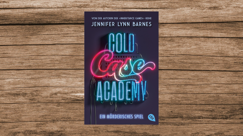 „Cold Case Academy – Ein mörderisches Spiel“ von Jennifer Lynn Barnes, erschienen bei cbt/Penguin Random House. „Cold Case Academy – Ein mörderisches Spiel“ von Jennifer Lynn Barnes, erschienen bei cbt/Penguin Random House.