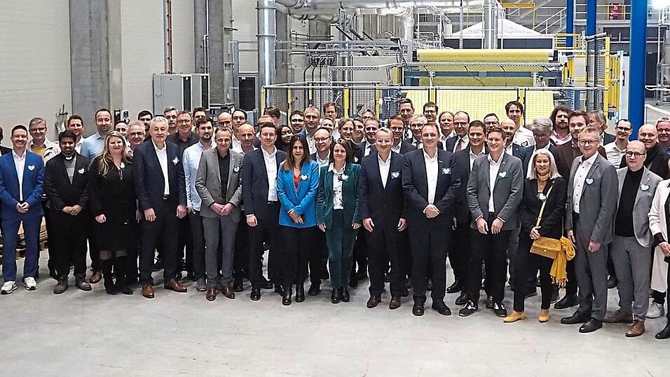 Die Ehreng&auml;ste: Aufsichtsratsvorsitzender Thomas Fischer, Gesch&auml;ftsf&uuml;hrung Kurk Wilks und Emese Weissenbacher, Landrat Werner Bum-eder, B&uuml;rgermeister Peter Rauscher, Vorstandsvorsitzender der Firmengruppe Max B&ouml;gl - Stefan B&ouml;gl, IHK-Vizepr&auml;sident Max Georg Graf von Arco auf Valley, Pfarrer Peter Neugebauer, Pfarrvikar Joice, Architekten J&uuml;rgen Schlake, Vertreter der Leasinggesellschaft LHI, Vertreter der Anlagenlieferanten Reicofil, Autefa und Piovan mit den Vertretern des Werkes.
