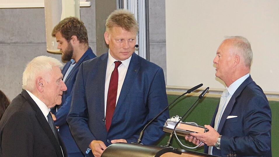 Bernd Waffler (rechts) und J&ouml;rg Recklies (Zweiter von links) verabschiedeten Gert W&ouml;lfel mit einem Pr&auml;sent.