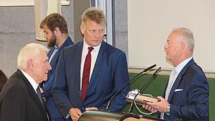 Bernd Waffler (rechts) und J&ouml;rg Recklies (Zweiter von links) verabschiedeten Gert W&ouml;lfel mit einem Pr&auml;sent.