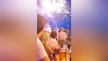 Wer früh genug dran war, konnte im Biergarten Festbier und Feuerwerk genießen.