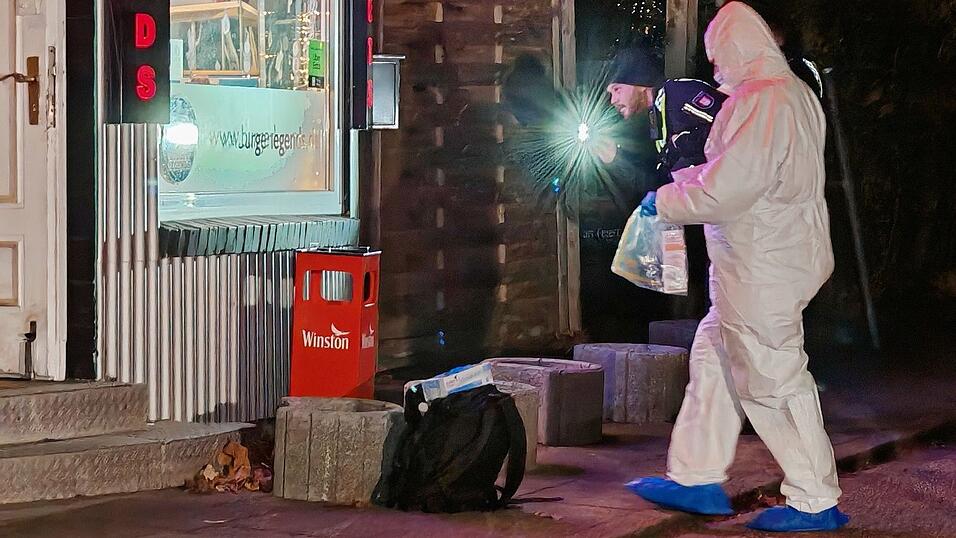 Ermittler der Polizei suchen am Tatort nach Spuren.