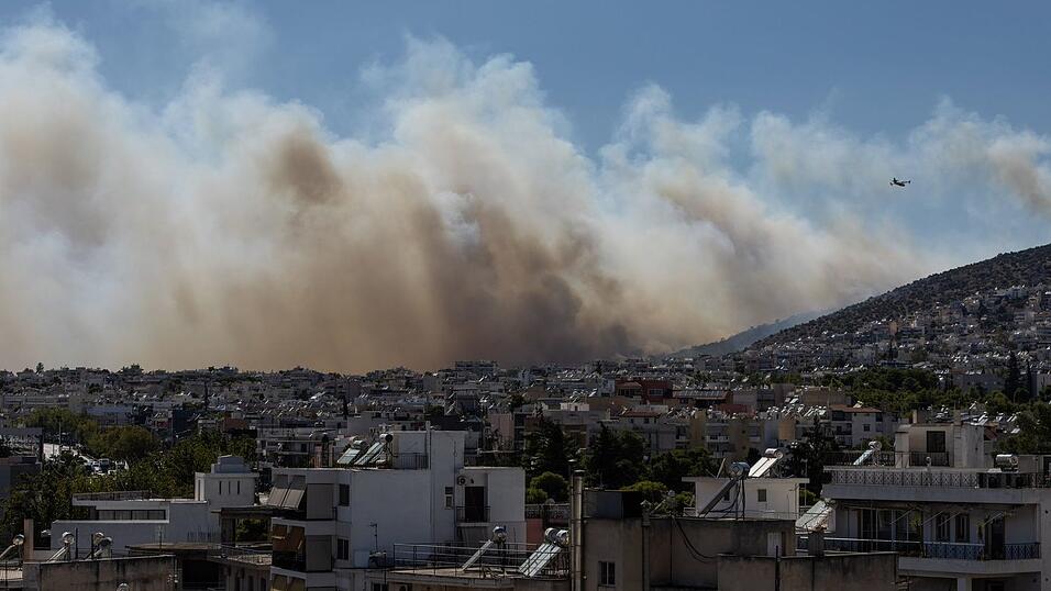 Von Athen aus sind die Rauchwolken der Brände westlich der griechischen Hauptstadt zu sehen. Von Athen aus sind die Rauchwolken der Brände westlich der griechischen Hauptstadt zu sehen.
