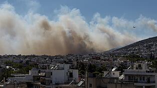 Von Athen aus sind die Rauchwolken der Brände westlich der griechischen Hauptstadt zu sehen. Von Athen aus sind die Rauchwolken der Brände westlich der griechischen Hauptstadt zu sehen.
