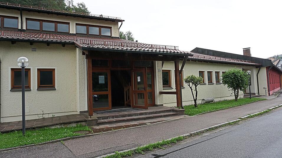 Das Schulgeb&auml;ude in Bach wird abgerissen und durch einen Neubau ersetzt.