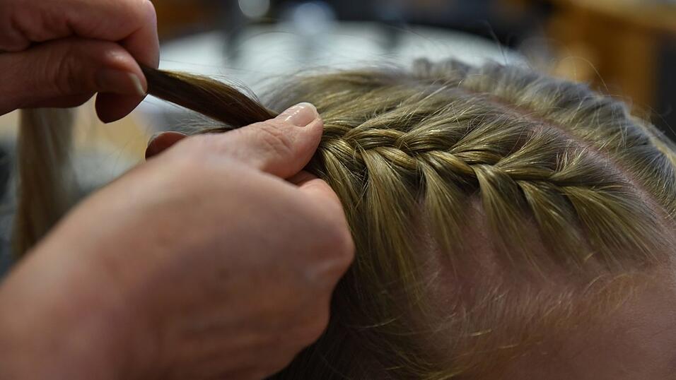 Parallel dazu einen weiteren Zopf auf der anderen Seite flechten. Parallel dazu einen weiteren Zopf auf der anderen Seite flechten.