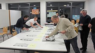 In der Mittelschule Viechtach wird ausgezählt. 66 Wahlhelfer waren in der Stadt im Einsatz.