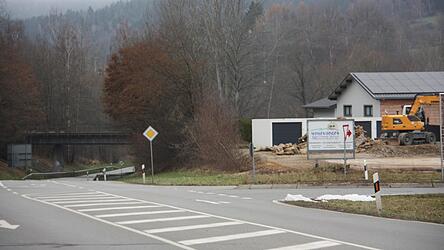 Die Zufahrt zur neuen Tankstelle mit Waschpark, Büro-und Verkaufsgebäude muss noch endgültig geplant werden.