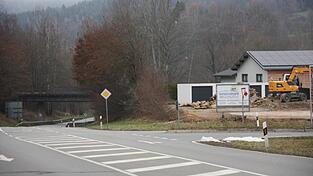 Die Zufahrt zur neuen Tankstelle mit Waschpark, Büro-und Verkaufsgebäude muss noch endgültig geplant werden.