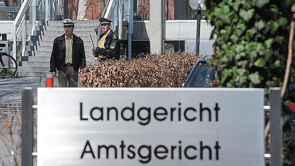 Vor dem Landshuter Landgericht muss sich ein 32-jähriger Rumäne wegen Münzraubs verantworten Vor dem Landshuter Landgericht muss sich ein 32-jähriger Rumäne wegen Münzraubs verantworten