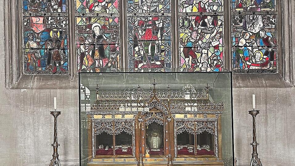 Die von Max Lacher gestalteten Fenster in St. Martin. Im zweiten von rechts sind Hitler, Goebbels und G&ouml;ring als Folterknechte des Heiligen Kastulus zu erkennen.