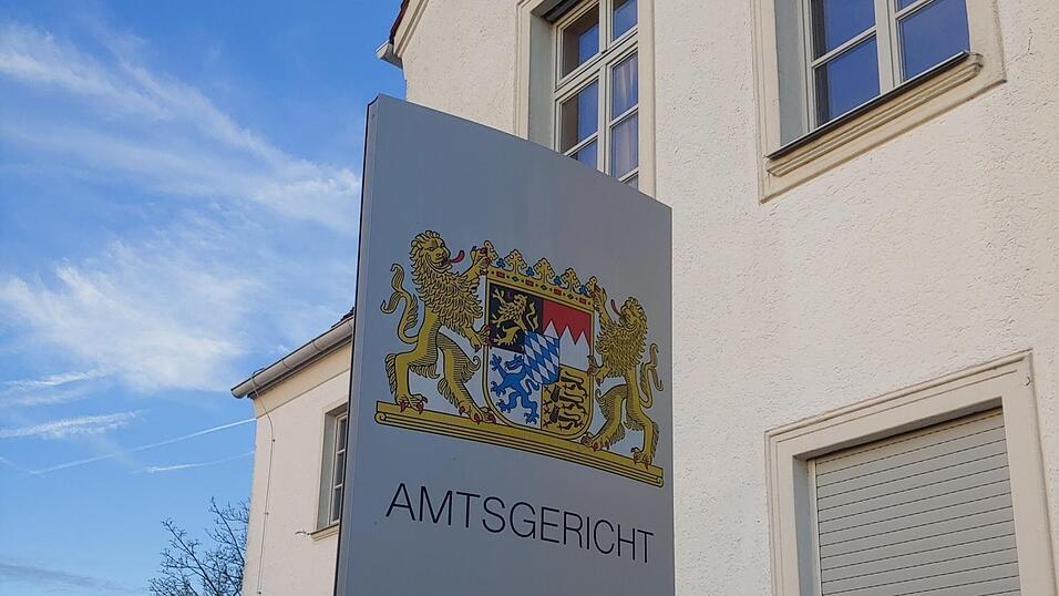 Der Angeklagte wollte Rache für sein kaputtes Auto. Der Angeklagte wollte Rache für sein kaputtes Auto.