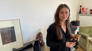 Natalie Brehmer mit einem in Bronze gegossenen Geldbaum. Er scheint tatsächlich, wie es der Volksmund sagt, Glück zu bringen. Natalie Brehmer mit einem in Bronze gegossenen Geldbaum. Er scheint tatsächlich, wie es der Volksmund sagt, Glück zu bringen.