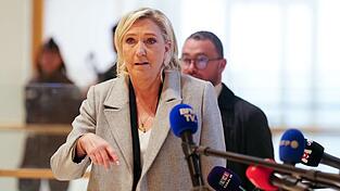 Es geht um angeblich abgezwackte EU-Gelder: Die französische Rechtspopulistin Marine Le Pen muss sich deshalb vor Gericht verantworten.
