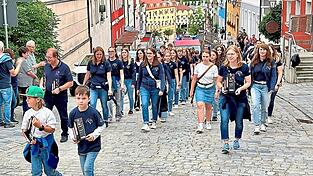 Zwei Kinder und die beiden Ausbilder Caroline Rank und Hermann Dirscherl präsentierten beim Marsch zum Stadtplatz die Trophäen. Zwei Kinder und die beiden Ausbilder Caroline Rank und Hermann Dirscherl präsentierten beim Marsch zum Stadtplatz die Trophäen.